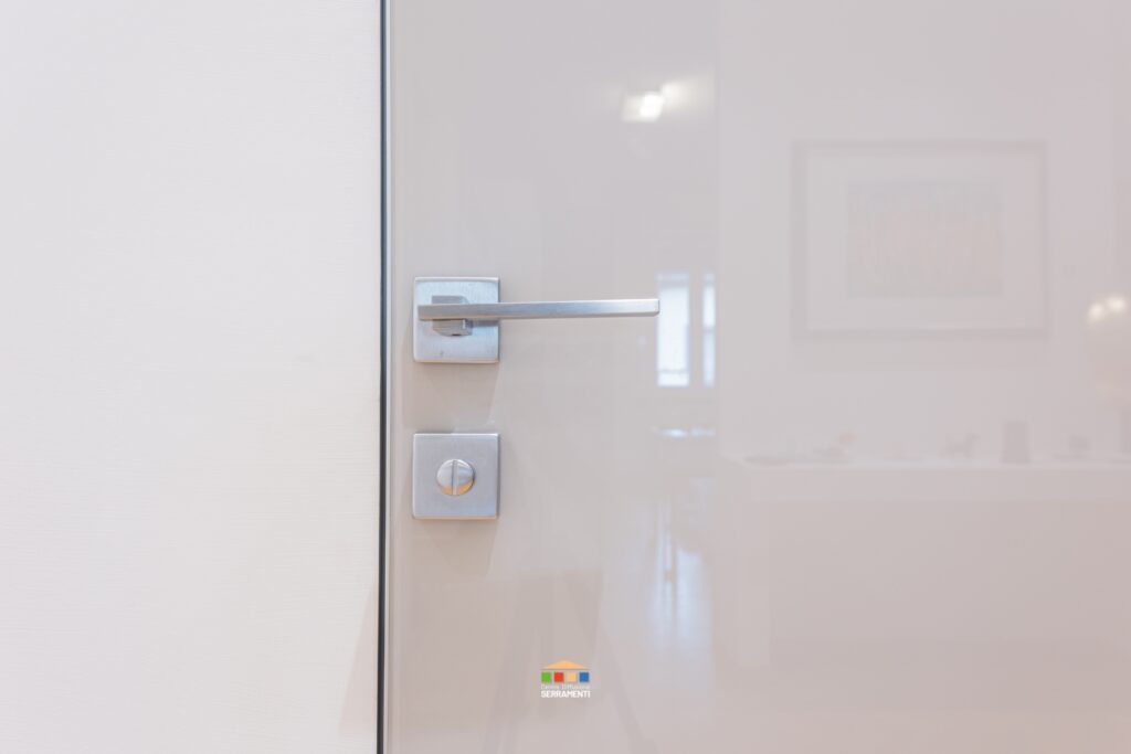 Porta filo muro con maniglia e nottolino privacy uguali a tutti gli infissi della casa, sempre a marchio Arieni modello Sirio