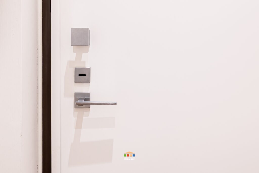Anche in questo caso troviamo la ferramenta coordinata come in tutto il resto della casa, sempre a marchio Arieni