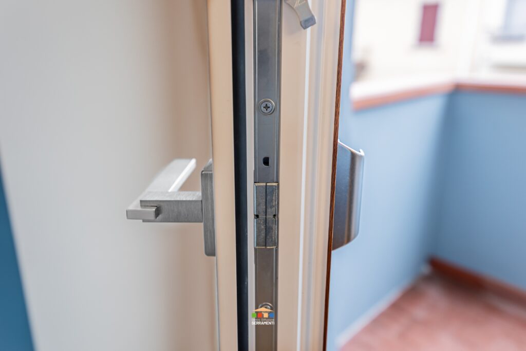 Porta Finestra in PVC e dettaglio della maniglia di design sul lato interno e dettaglio della maniglia fissa per chiudere e riaprire dall'esterno senza dispersione energetica.