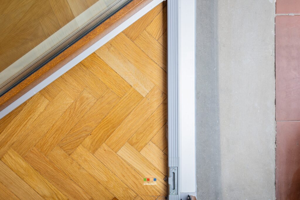 La quarta battuta per le porte finestre è fondamentale per l'efficientamento energetico e la protezione da acqua e altri elementi che potrebbero passare da sotto la porta finestra